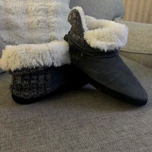 Like new Muk Luks fur slippers 9/10 gray knit material and tie strings faux fur